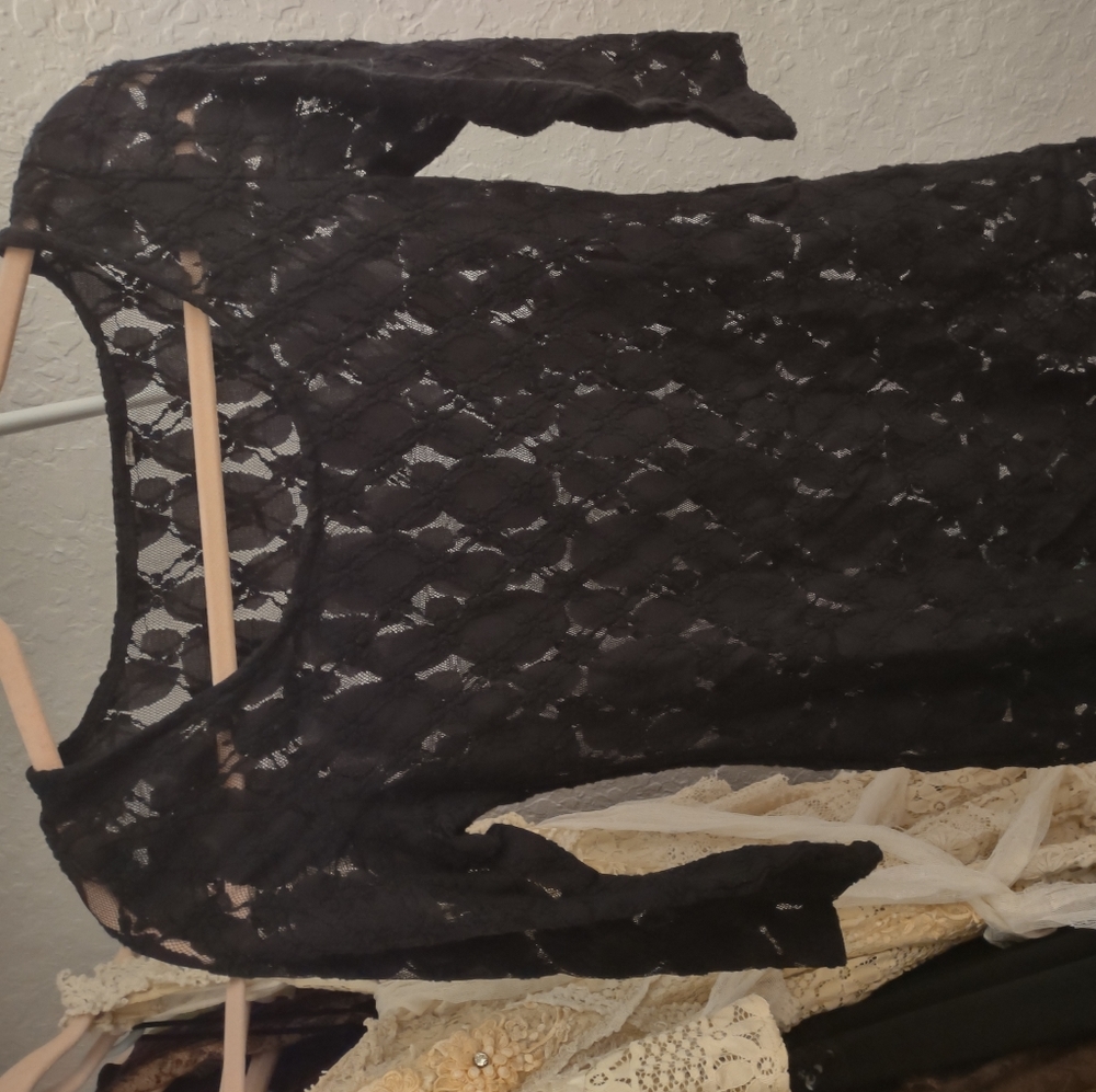 Black Lace Mid-Sleeve Top